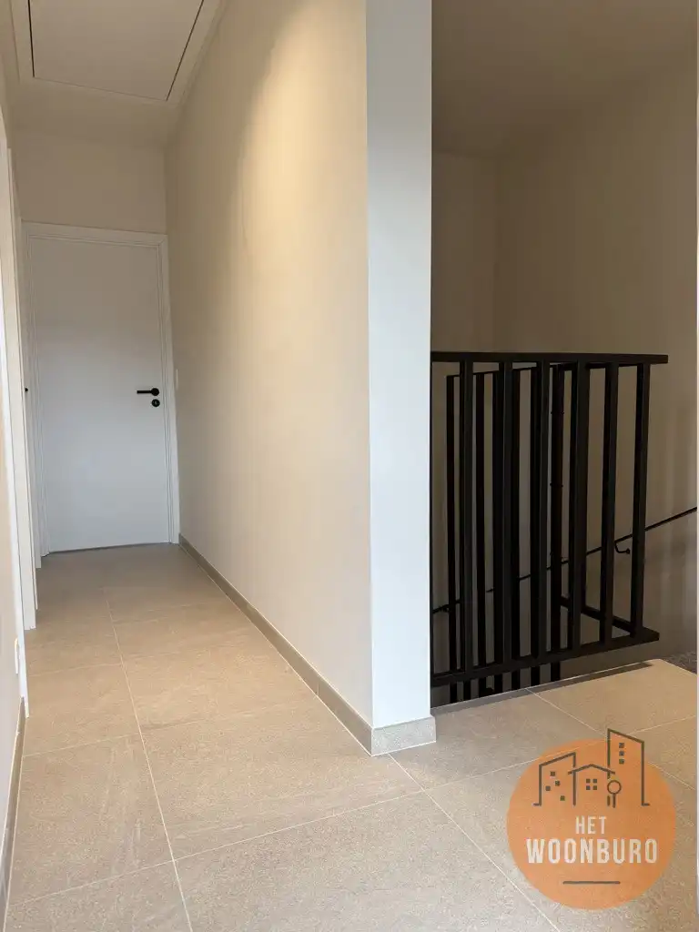 Halfopen nieuwbouw woning 2 slpks, bureau, garage en tuintje foto 6