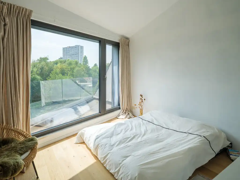 Architecturale gezinswoning met drie slaapkamers, zicht op water en groen, vlak bij de Coupure. foto 12