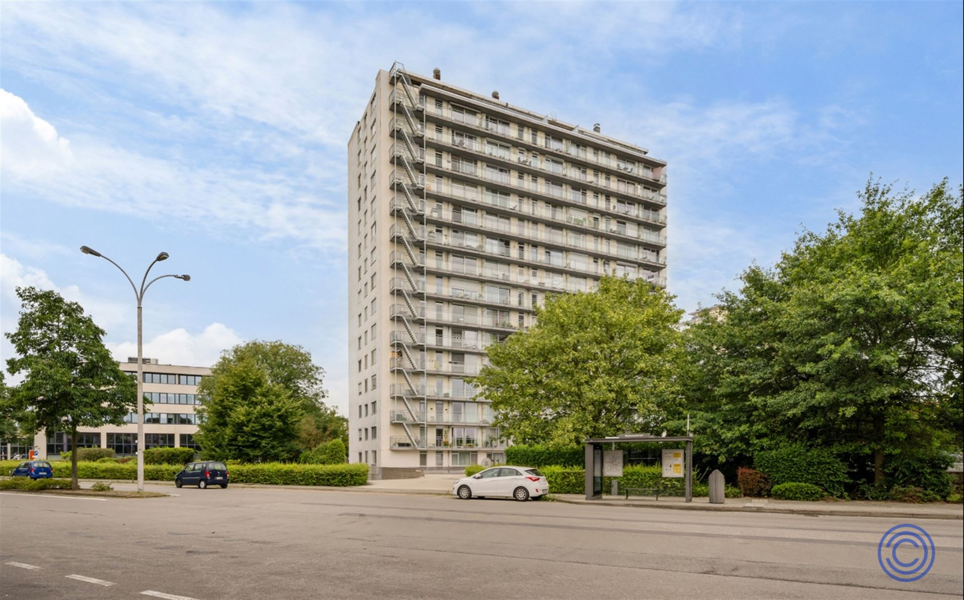 Overdekte autostaanplaats in afgesloten parking foto 3