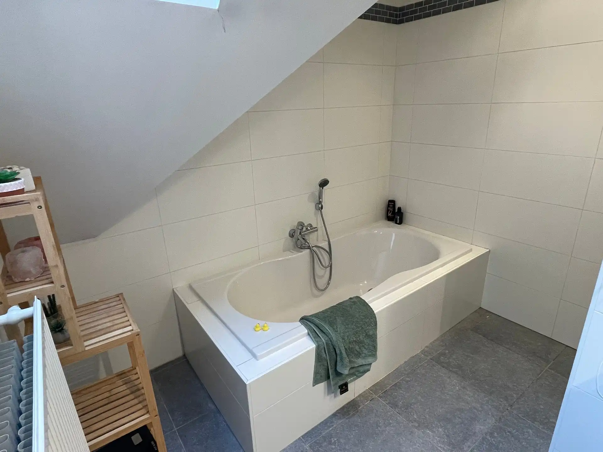 Gunstig gelegen en uitzonderlijk ruim gezellig appartement. foto 16