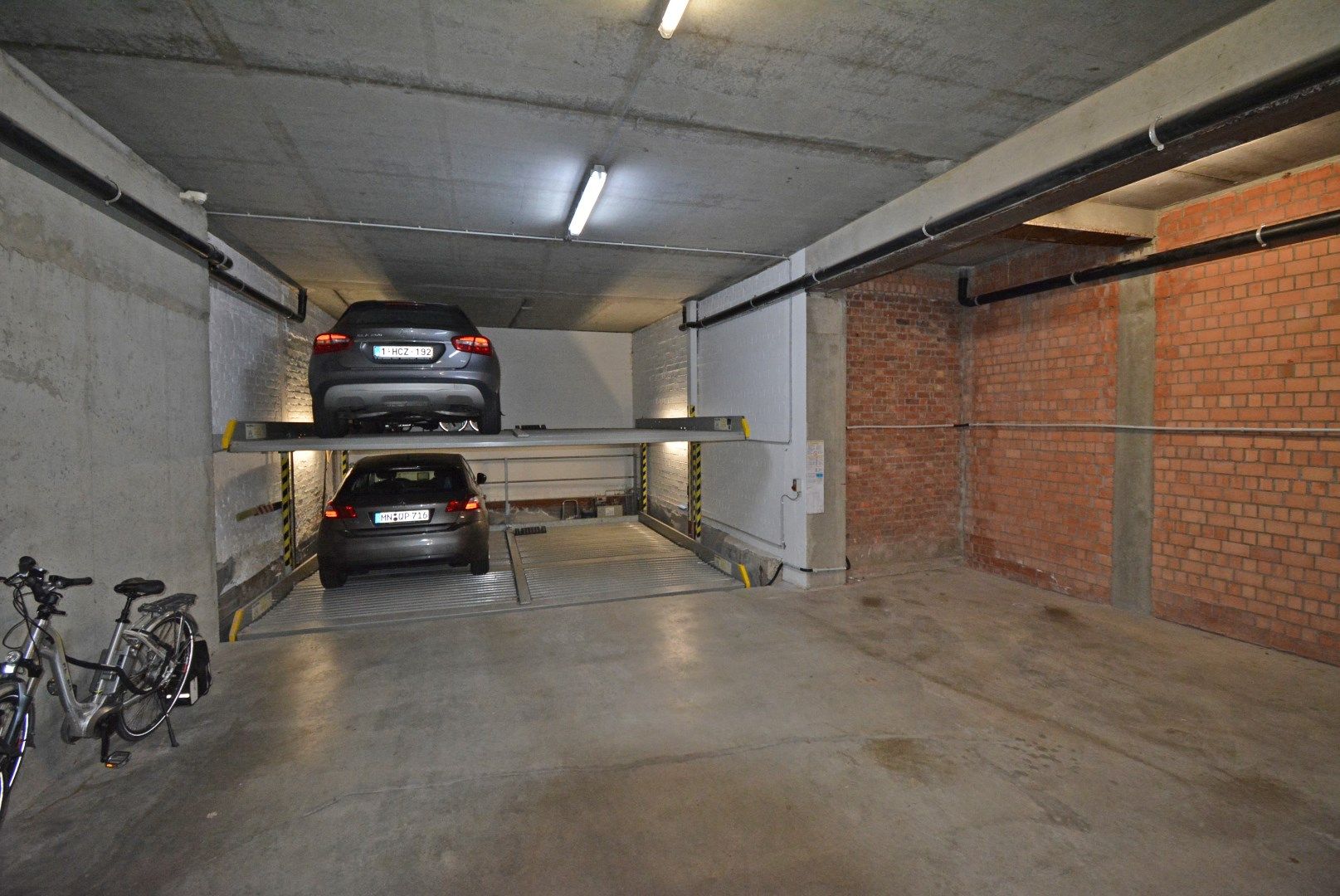 Binnen autostandplaats (gemakkelijk toegankelijk) in recent gebouw foto 6