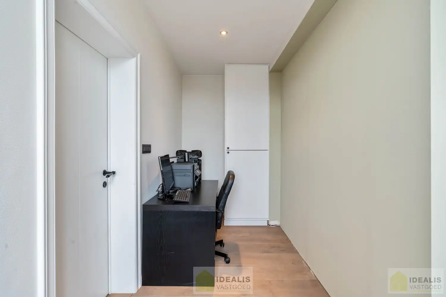 IDEALIS VASTGOED - Gerenoveerd duplex appartement gelegen op het Itterplein in het Brouwershof, kortom wonen op een unieke locatie in een pand met een rijke geschiedenis!! Dit ruime duplexappartement omvat maar liefst ca.155m² bewoonbare oppervlakte en voorzien van een ruime woonkamer met aansluitend keuken, badkamer voorzien van bad en douche, 3 slaapkamers en ruim dakterras. Uiterst geschikt voor kandidaten op zoek naar een instapklaar duplex appartement op een toplocatie midden in hartje Opitter, Bree! foto 17
