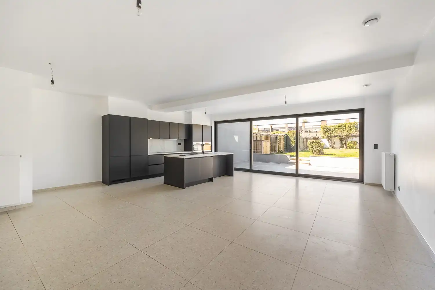 Modern gelijkvloers appartement met een zeer grote tuin (±200m²)  in hartje Sint-Niklaas! foto 5