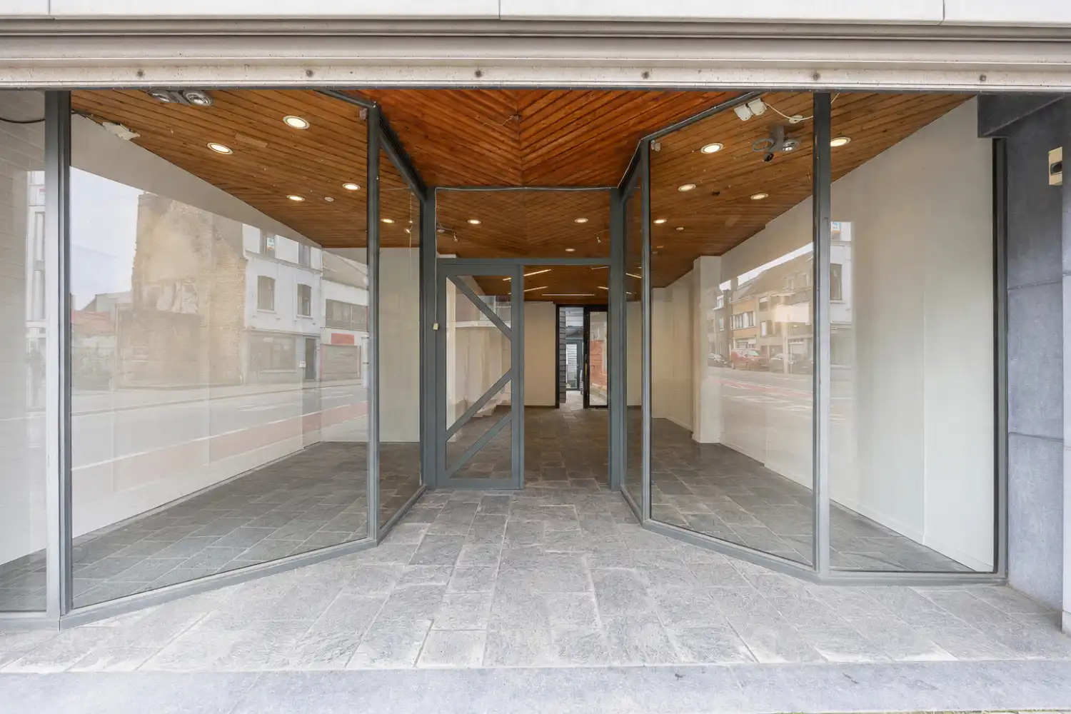 Woning met handelsgelijkvloers op commerciële ligging foto {{pictureIndex}}