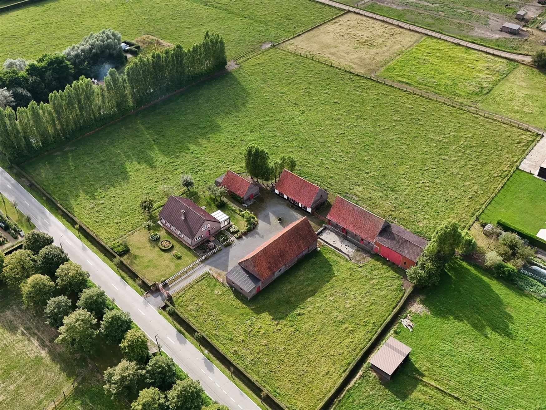 Hoofdfoto van de publicatie: Hoeve met bijgebouwen op riant perceel