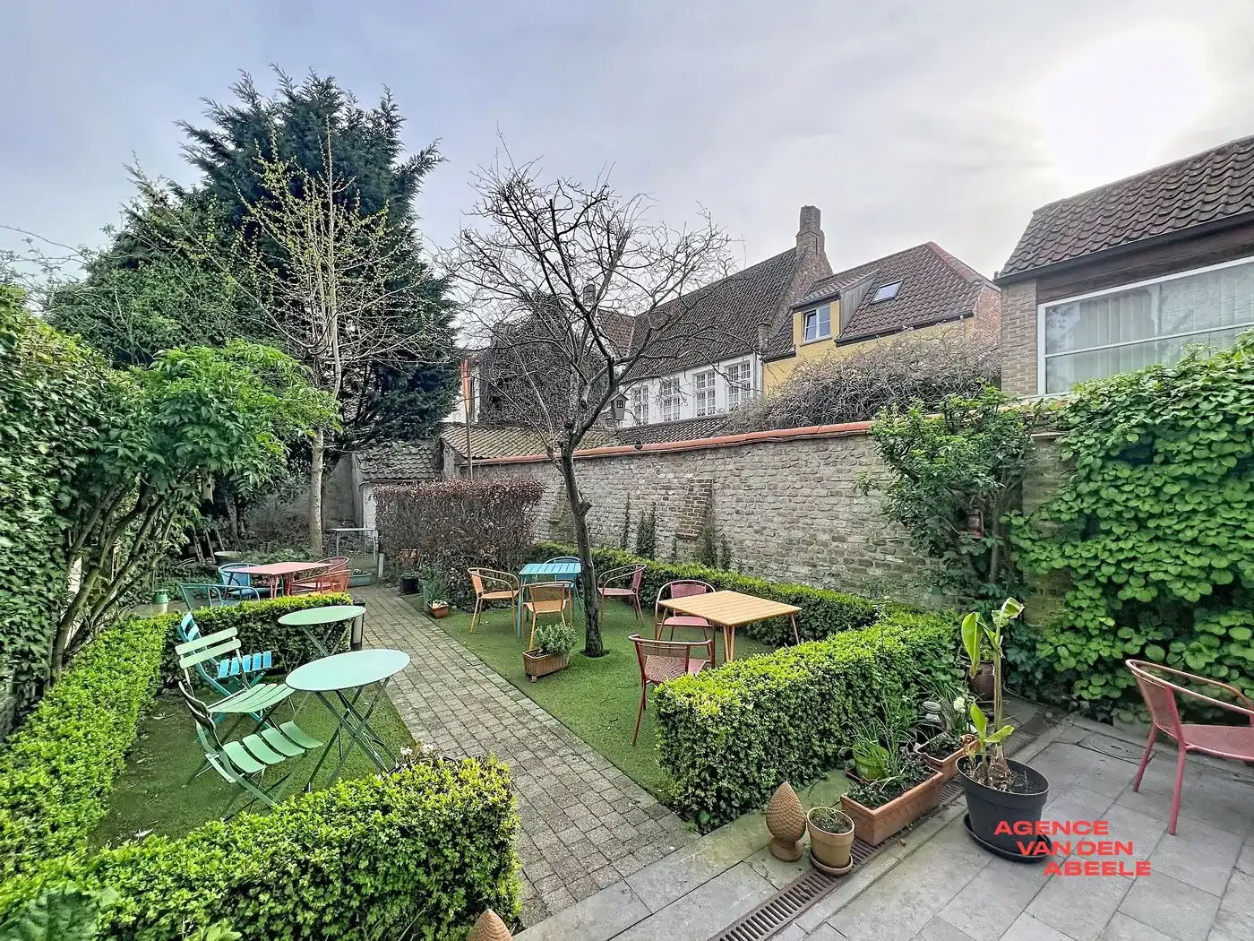 Centraal gelegen handelswoning met 4 slaapkamers en riante tuin  foto 23