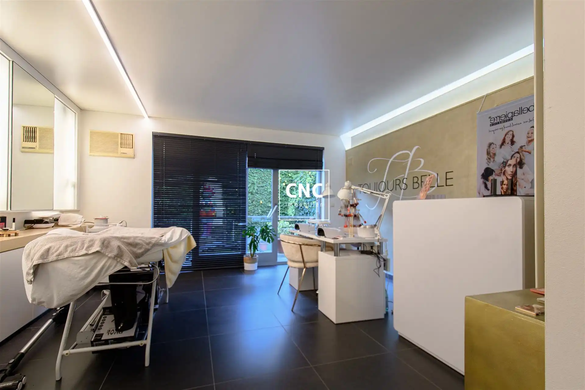 Exclusieve Commerciële Ruimte te Huur op Toplocatie in de Lippenslaan foto 6