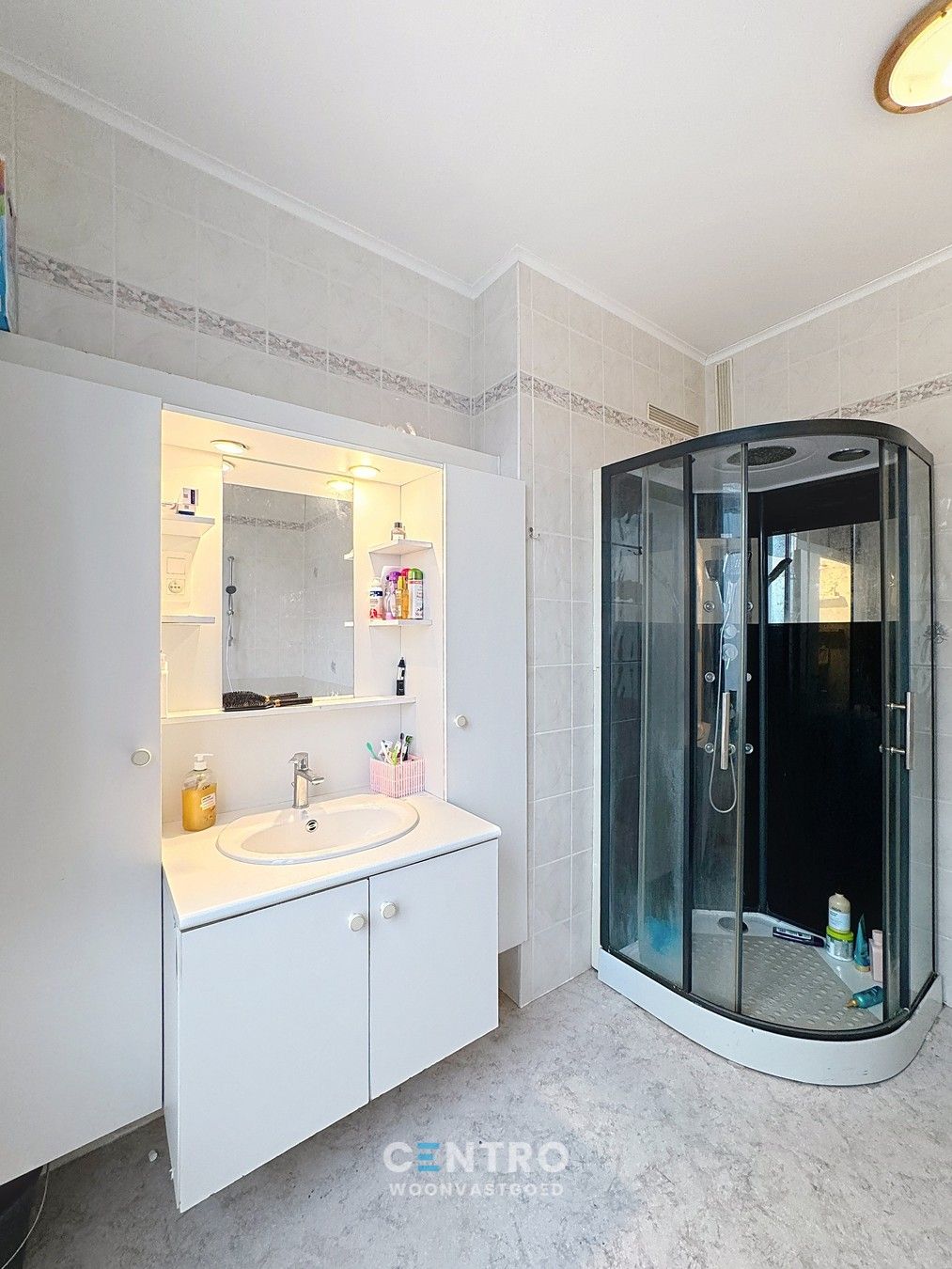 Gerenoveerde woning met 4 ruime slpks! foto 8