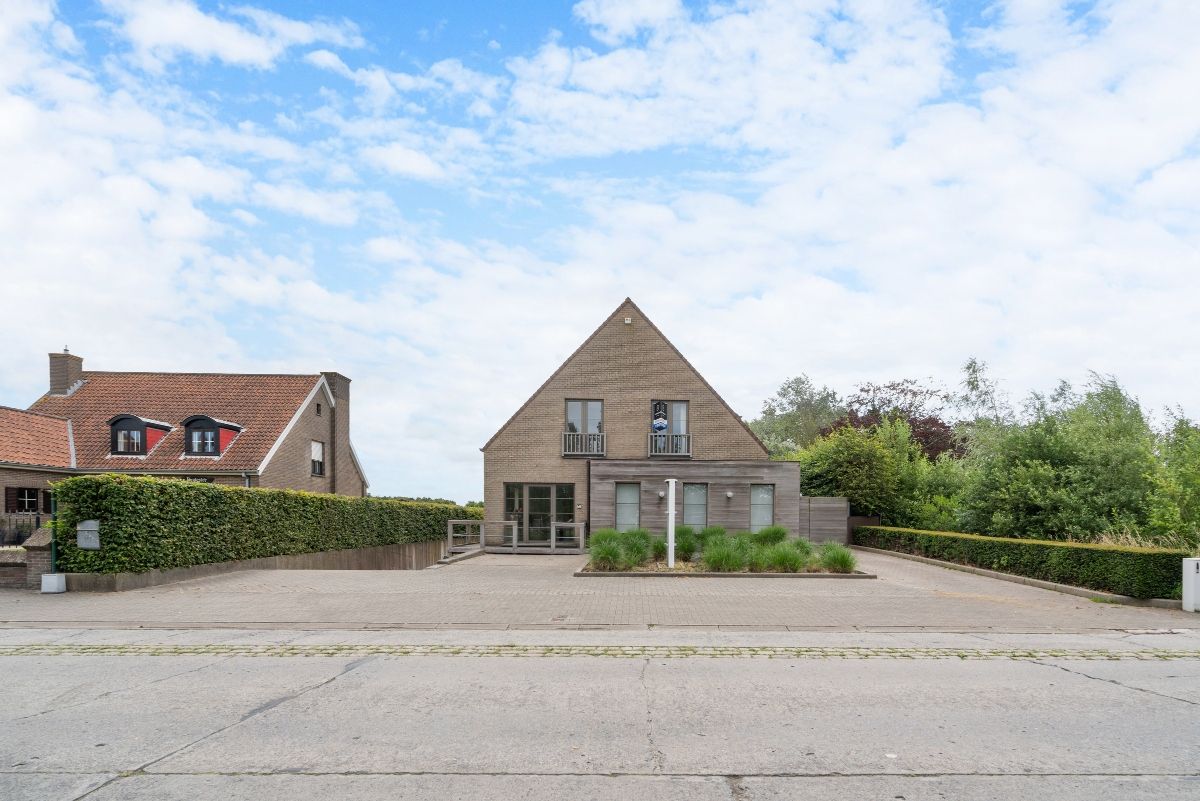 Ruime villa met ondergrondse loods en kantoor foto 26