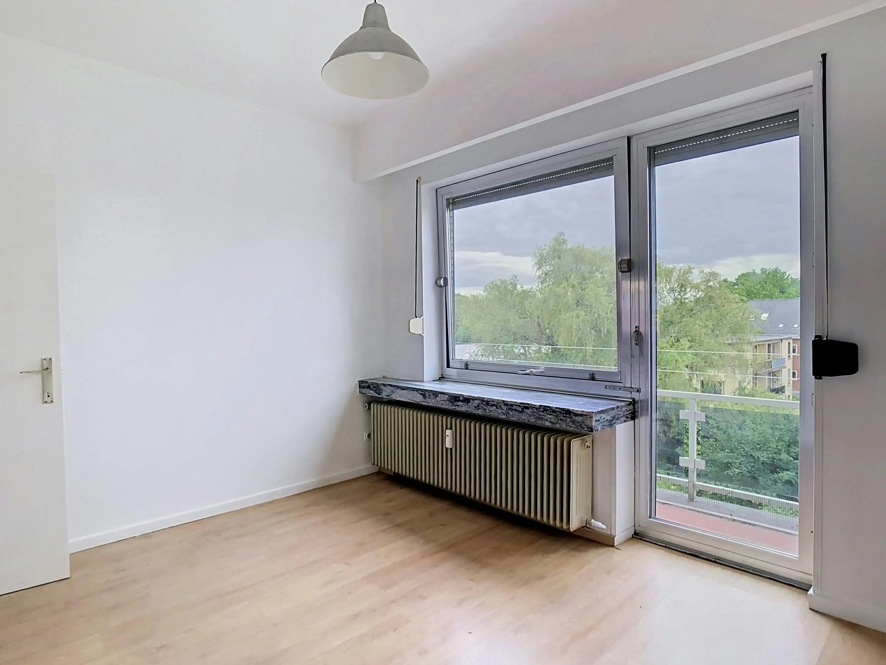 Lichtrijk en centraal gelegen ruim appartement met garage foto 19