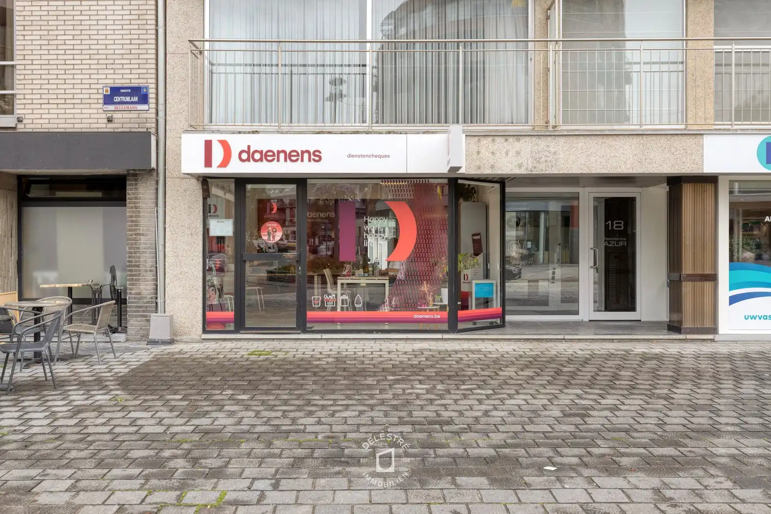 Topgelegen commercieel gelijkvloers op zichtlocatie recht tegenover Ninia Shopping Center foto {{pictureIndex}}