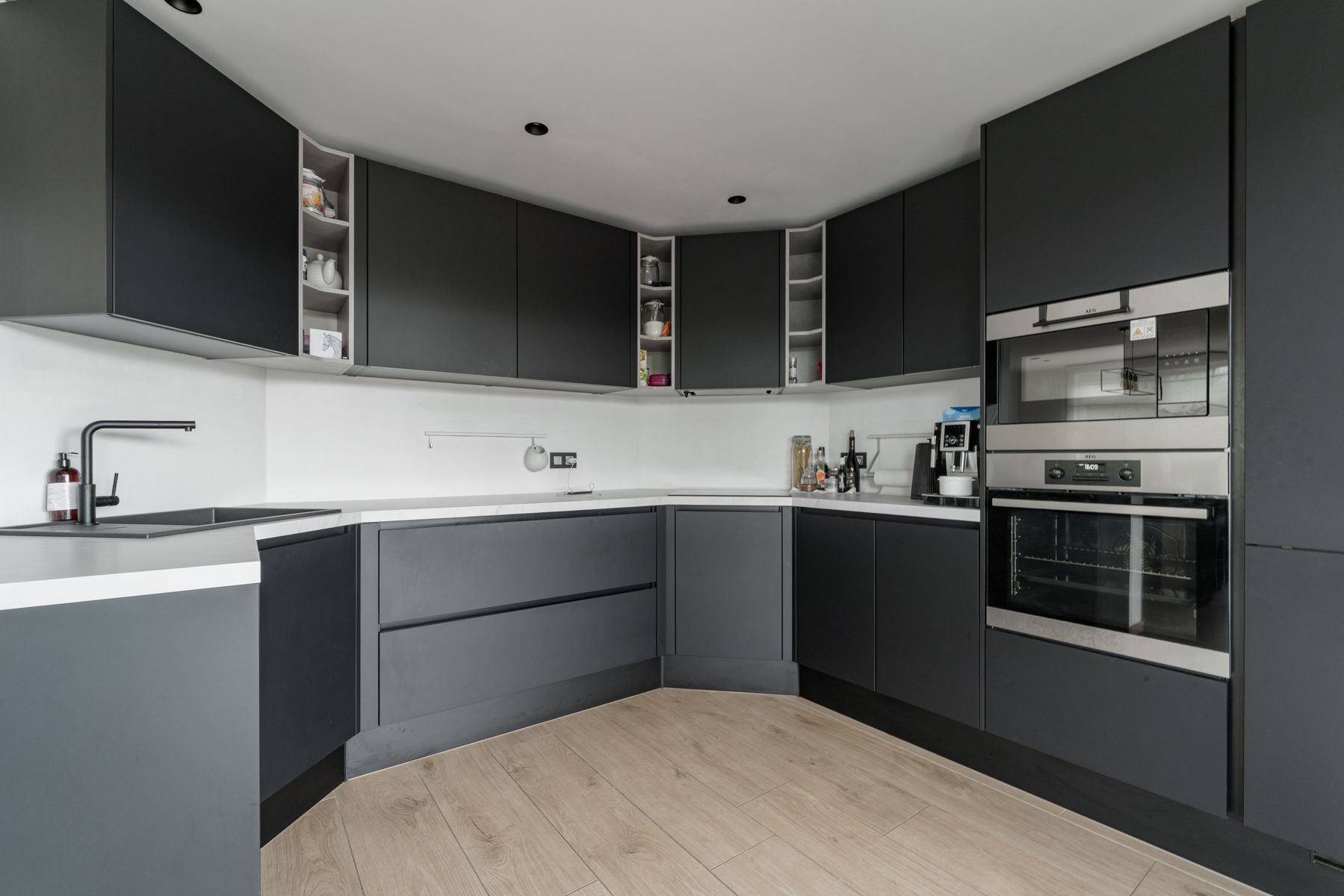 Ruime gerenoveerde woning met zwembad  foto 9