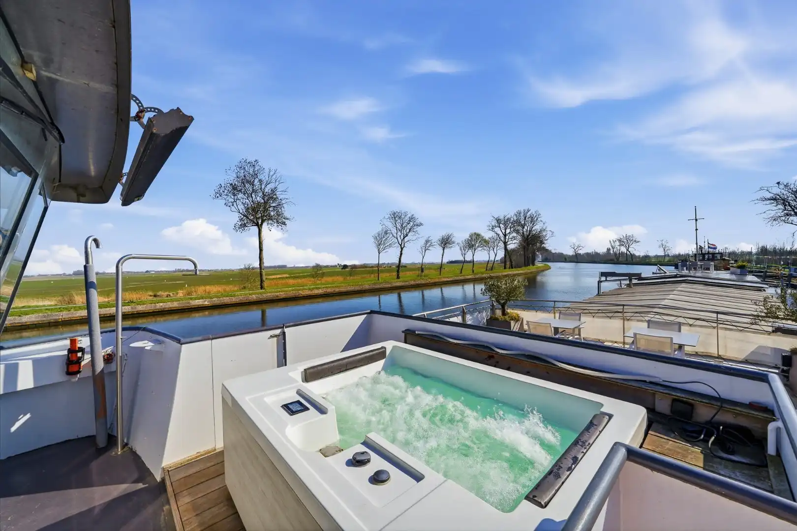 Unieke woonboot met B&B en vergunde ligplaats in Plassendale foto {{pictureIndex}}