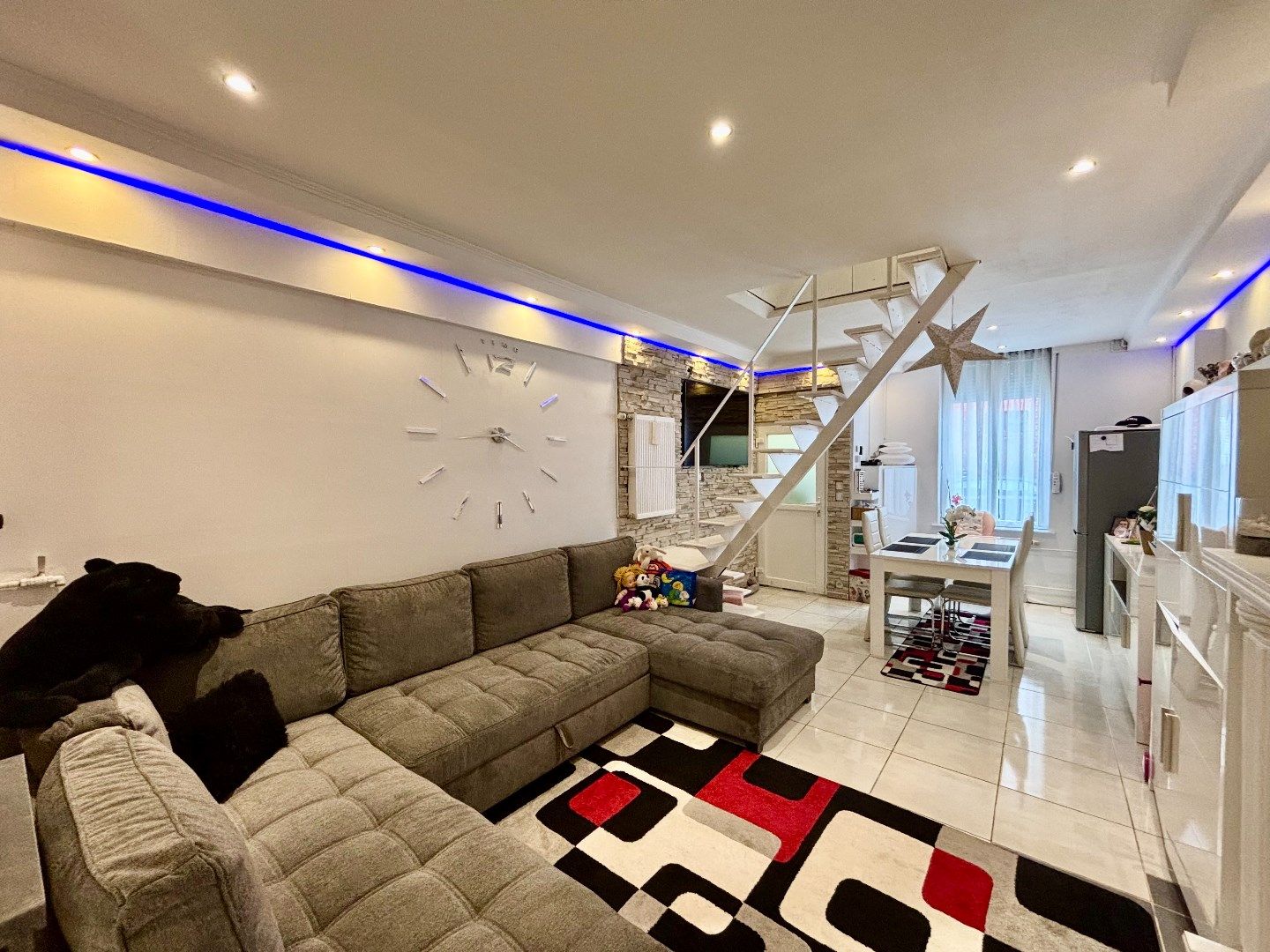 GERENOVEERDE RIJWONING MET 3 SLPKS, 2 BADKAMERS EN MOGELIJKHEID HUURGARAGE foto 4