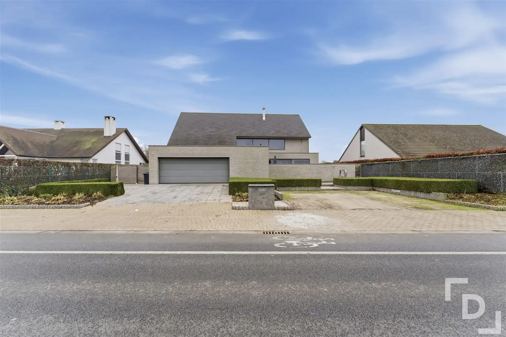 Luxueuze en energiezuinige villa met hoogwaardige afwerking foto {{pictureIndex}}