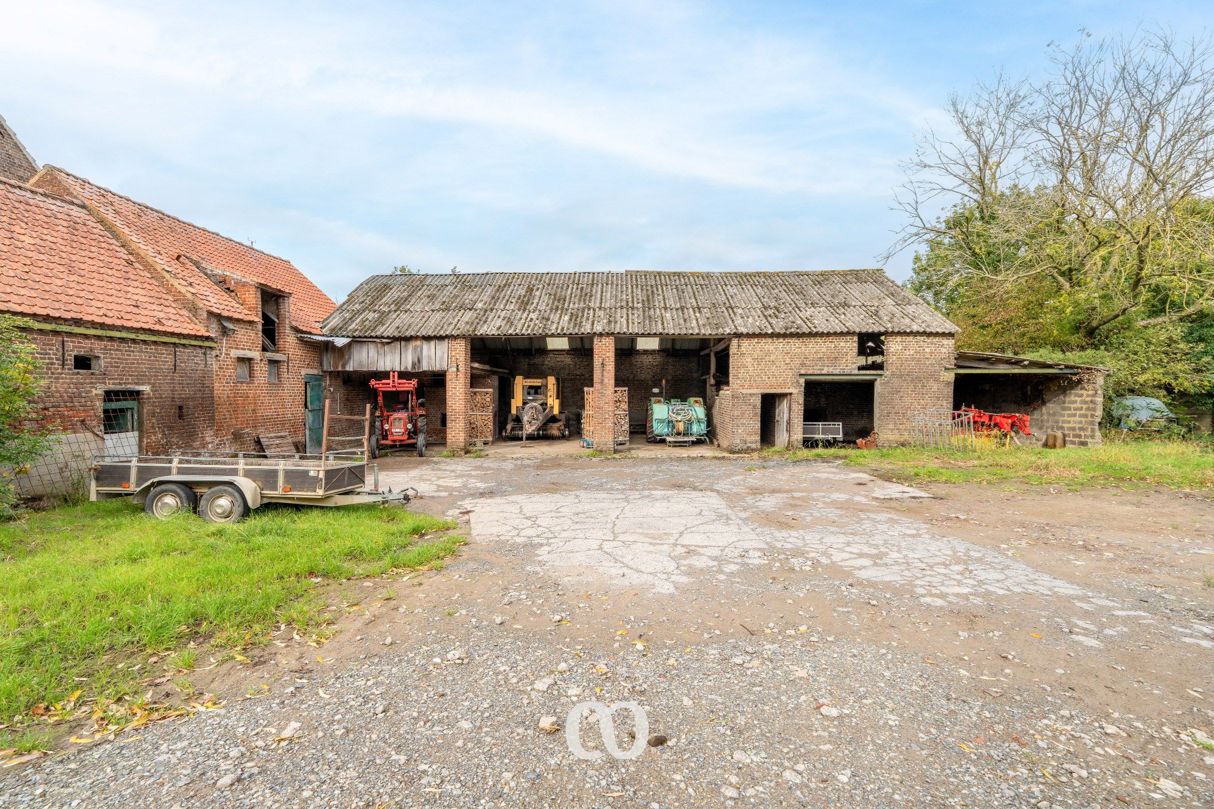 Pastorijwoning met tal van bijgebouwen foto 11