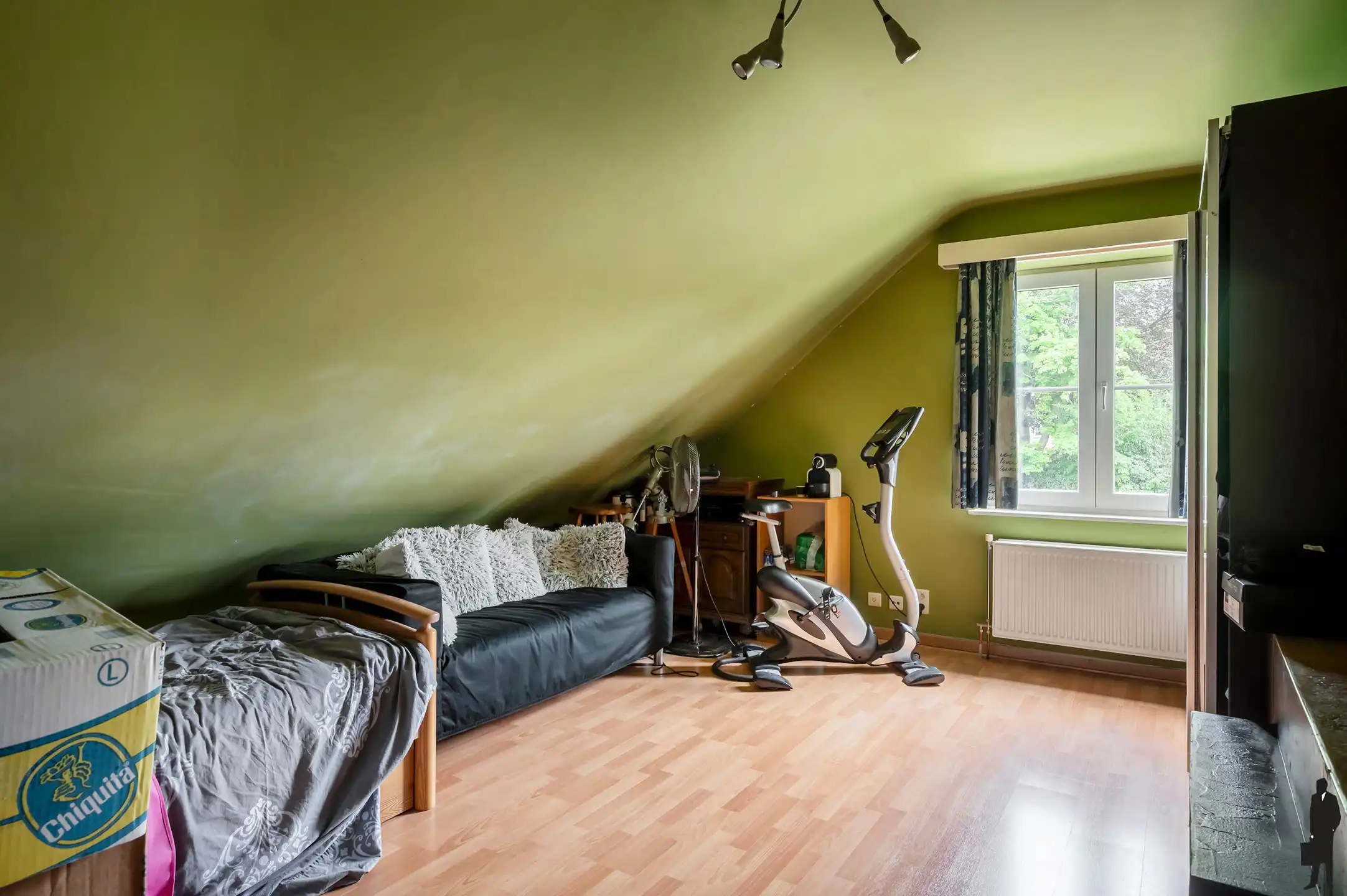 Verrassend ruime instapklare woning (2000) met prachtige, groene tuin met volwassen bomen en optimale privacy.  foto 16