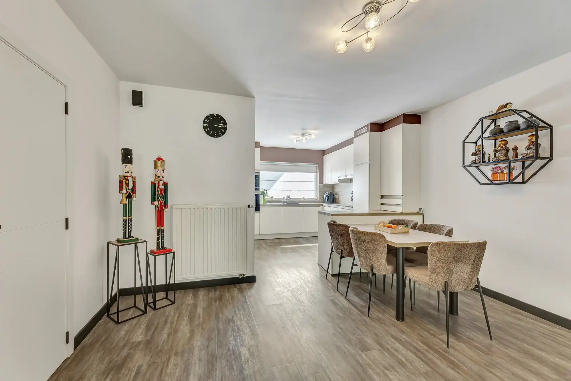 Instapklare woning met garage en tuin foto 5