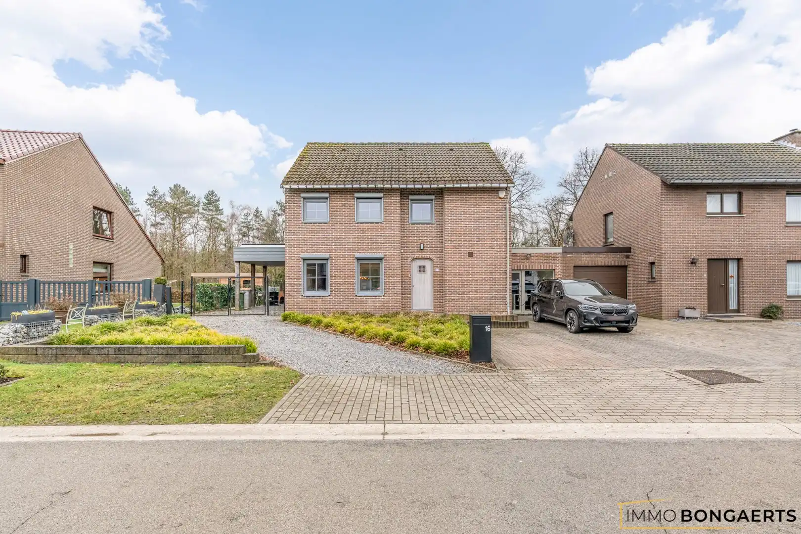 Gerenoveerde woning met 4 slaapkamers op rustige ligging foto {{pictureIndex}}