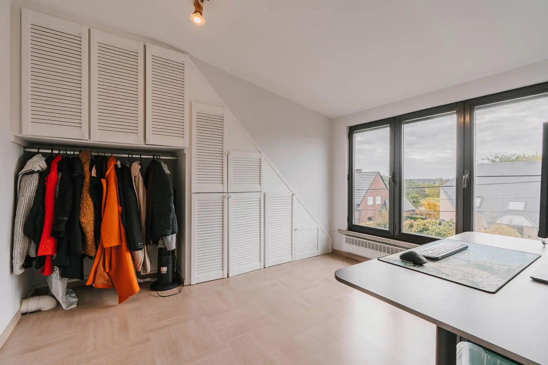 Ruime gezinswoning met 4 slaapkamers en bureau op toplocatie foto 28
