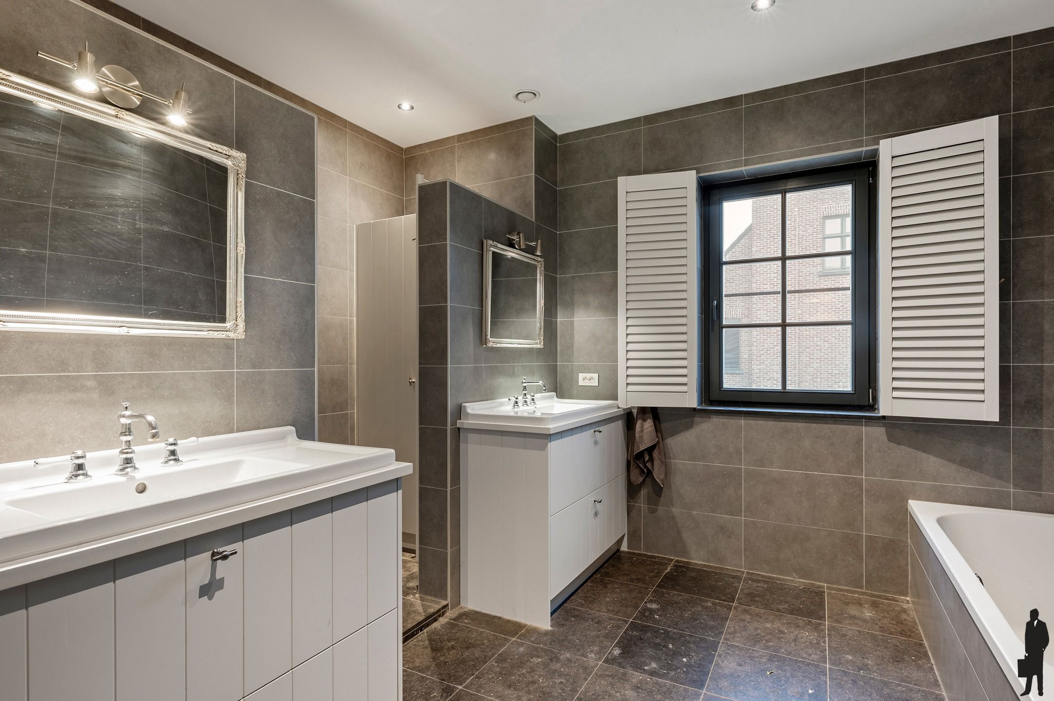 Grenzende aan bosgebied, sfeervolle villa op ca. 2.325m² foto 13