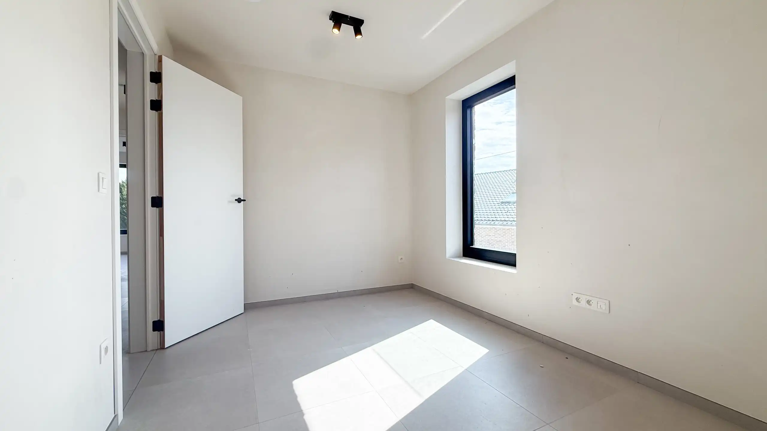 Kwalitatief afgewerkte nieuwbouwwoning op centrale ligging! foto 31