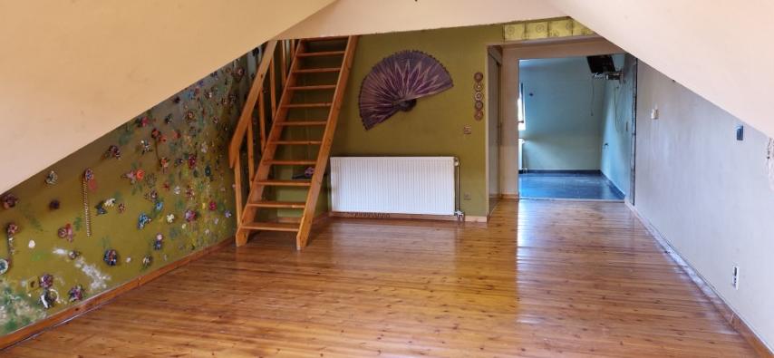 Ruime EENGEZINSWONING met grote leefruimten, 2 slaapkamers en mooi terras, woning met mogelijkheden, op 1 are 33 ca. foto 32