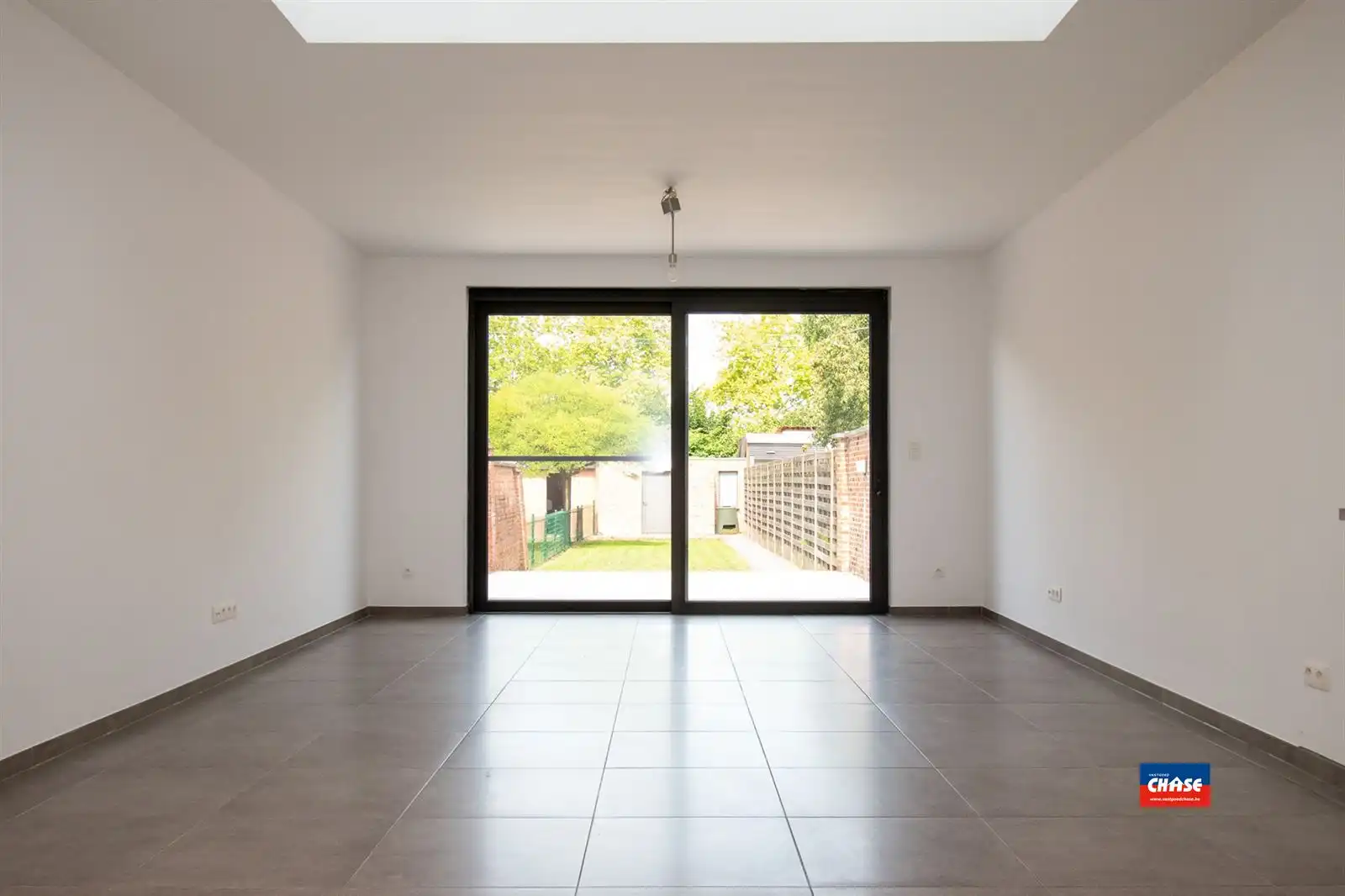 Gerenoveerde rijwoning met 3 slpks en grote tuin foto 5