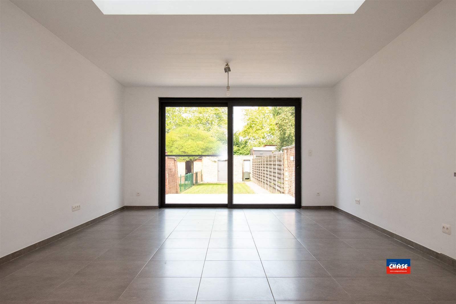 Gerenoveerde rijwoning met 3 slpks en grote tuin foto 5