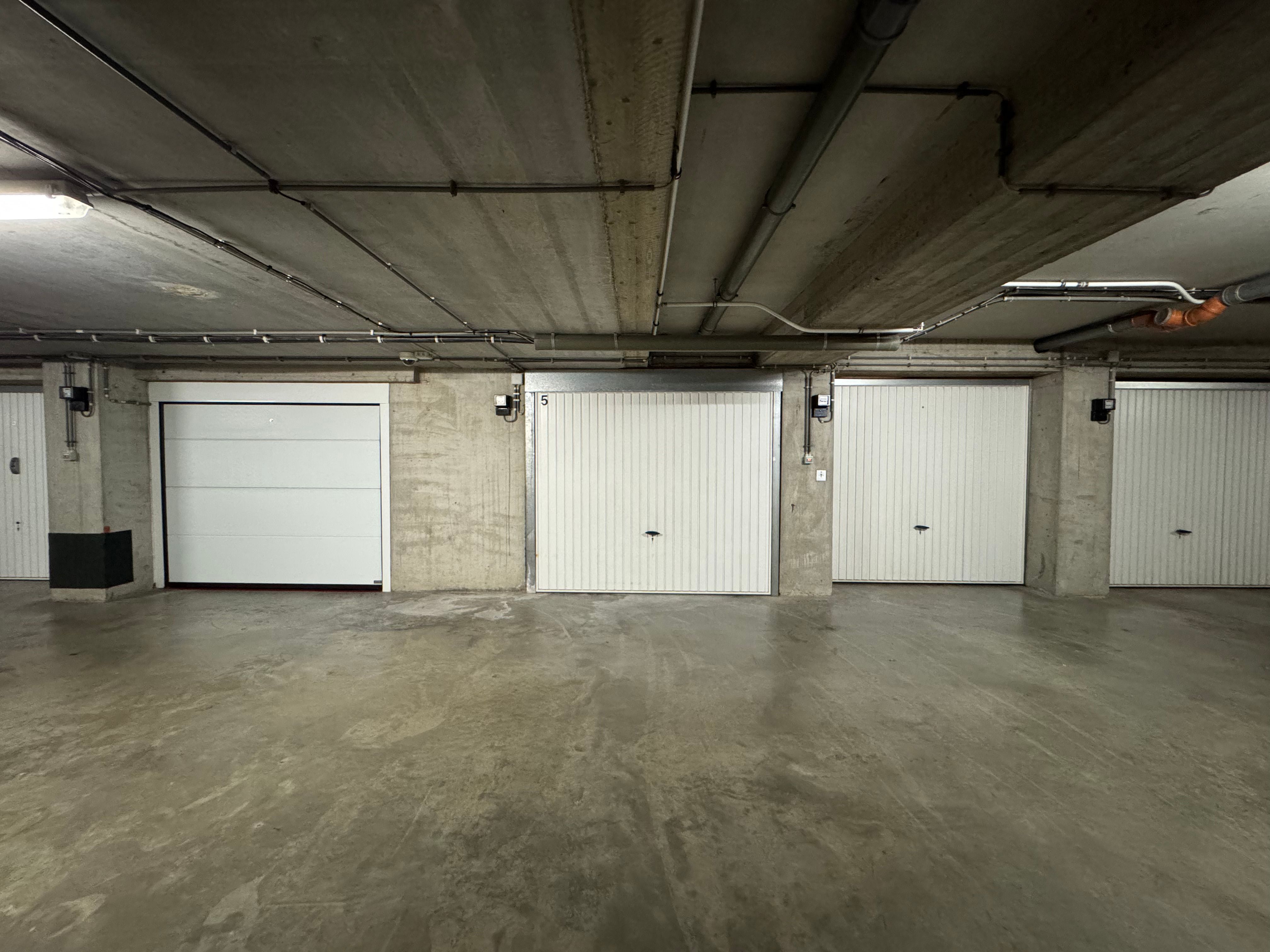 Afgesloten ruime garagebox foto 2