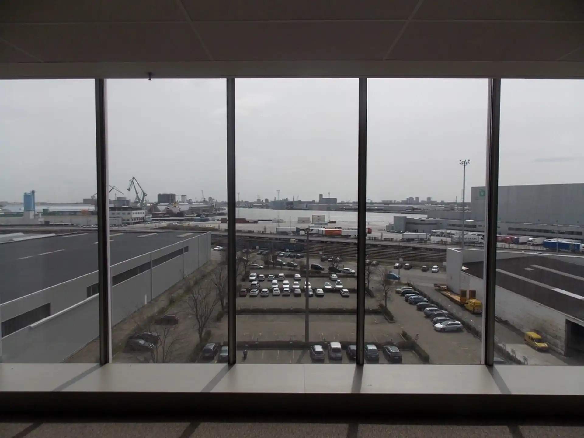 Antwerpen: Kantoren en werkplekken te huur in Ahlers Building. foto 10