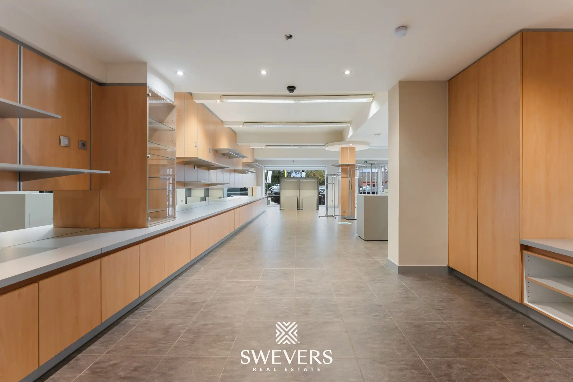 Opbrengsteigendom met handelspand, ruim appartement en uitbreidingspotentieel in hartje Heusden-Zolder foto 9