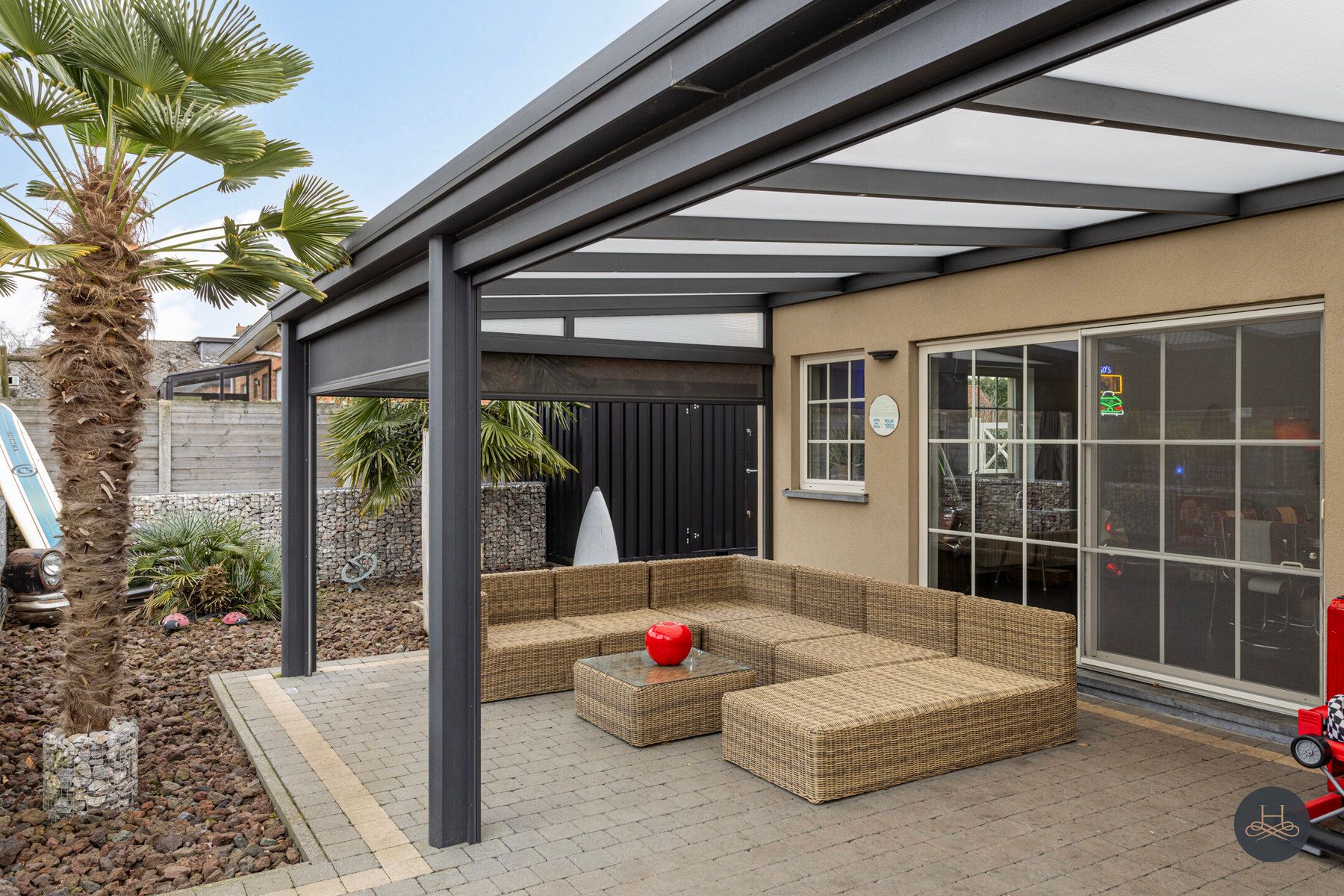 Gemoderniseerde ruime woning met enorme garage/opslagplaats foto 41
