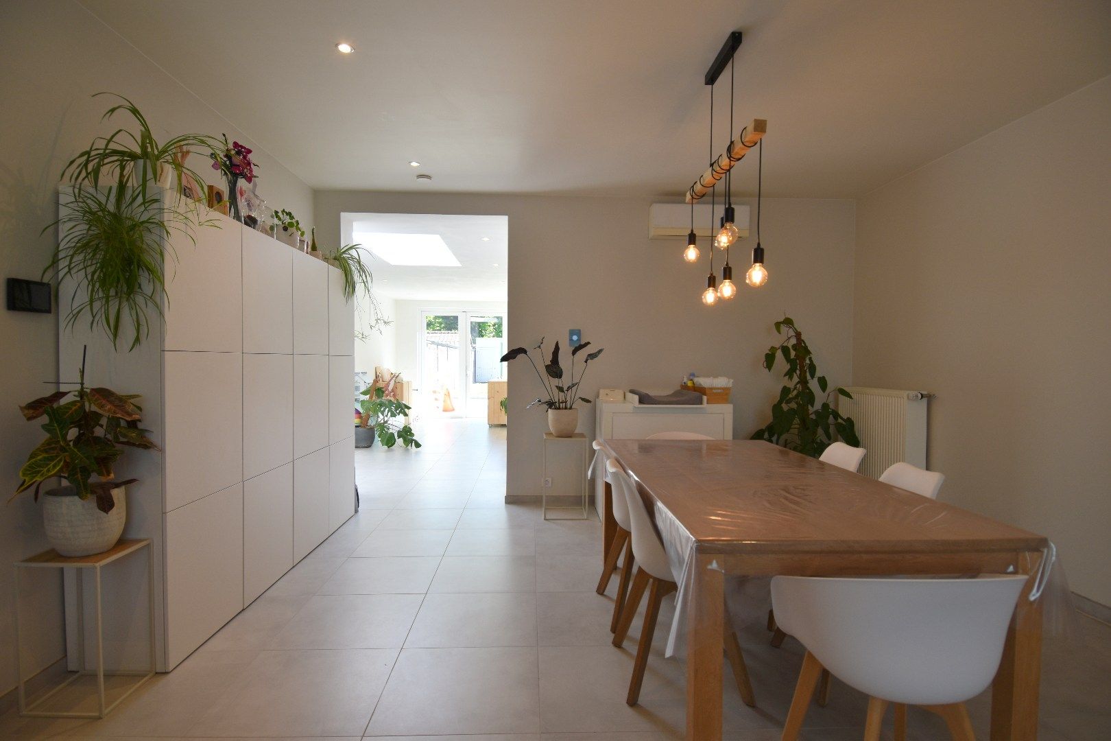 Hippe instapklare rijwoning met 3 slaapkamers en zonnige tuin te koop in Aalbeke foto 4
