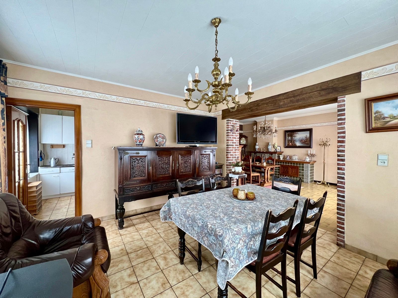 Hoeve met woning, stal en schuur met authentieke elementen. foto 6