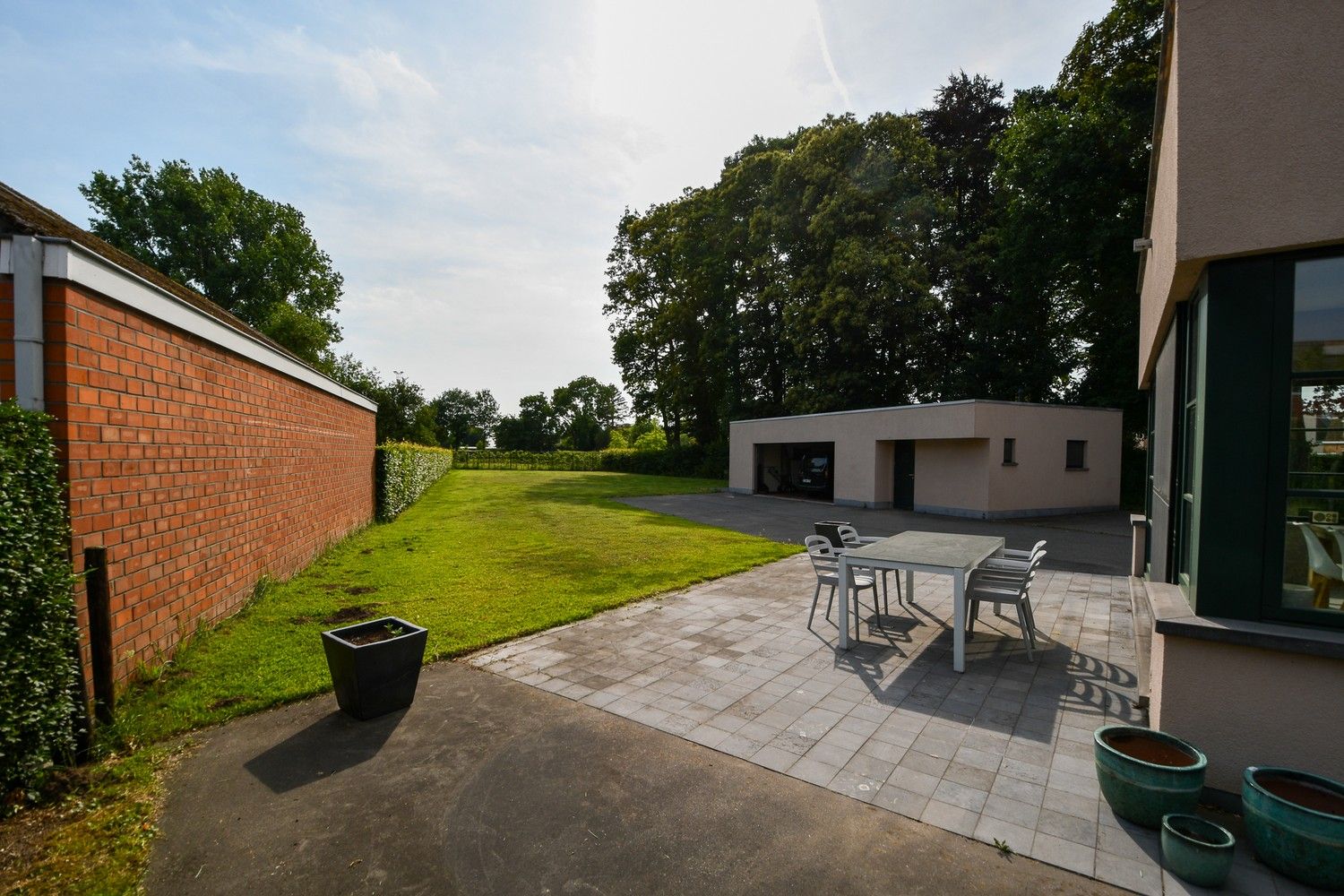 Ruime modernistische woning met grote tuin en garagegebouw foto 5