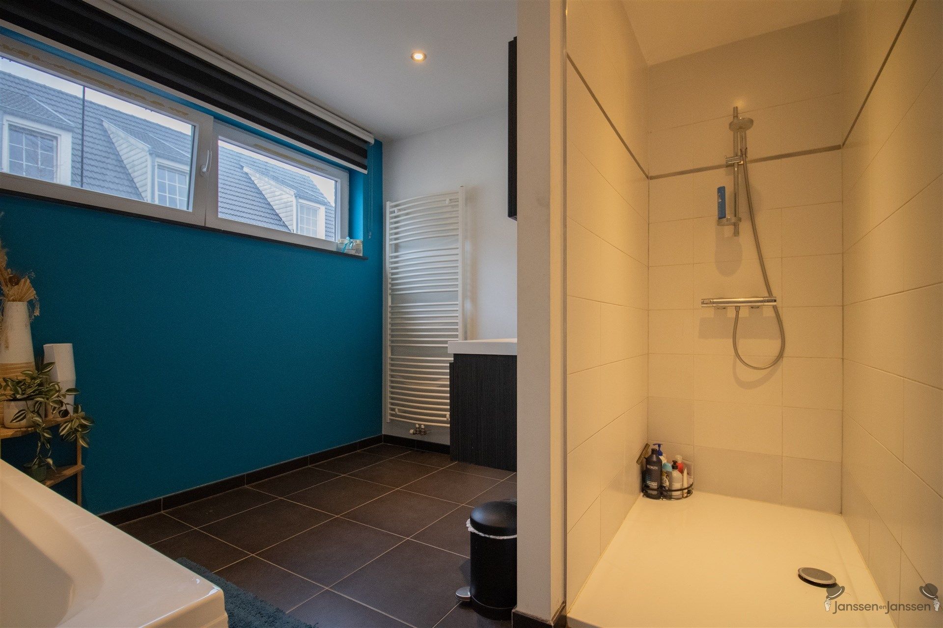 Rustig gelegen woning met 3 slaapkamers en inpandige garage op 223 m² foto 8