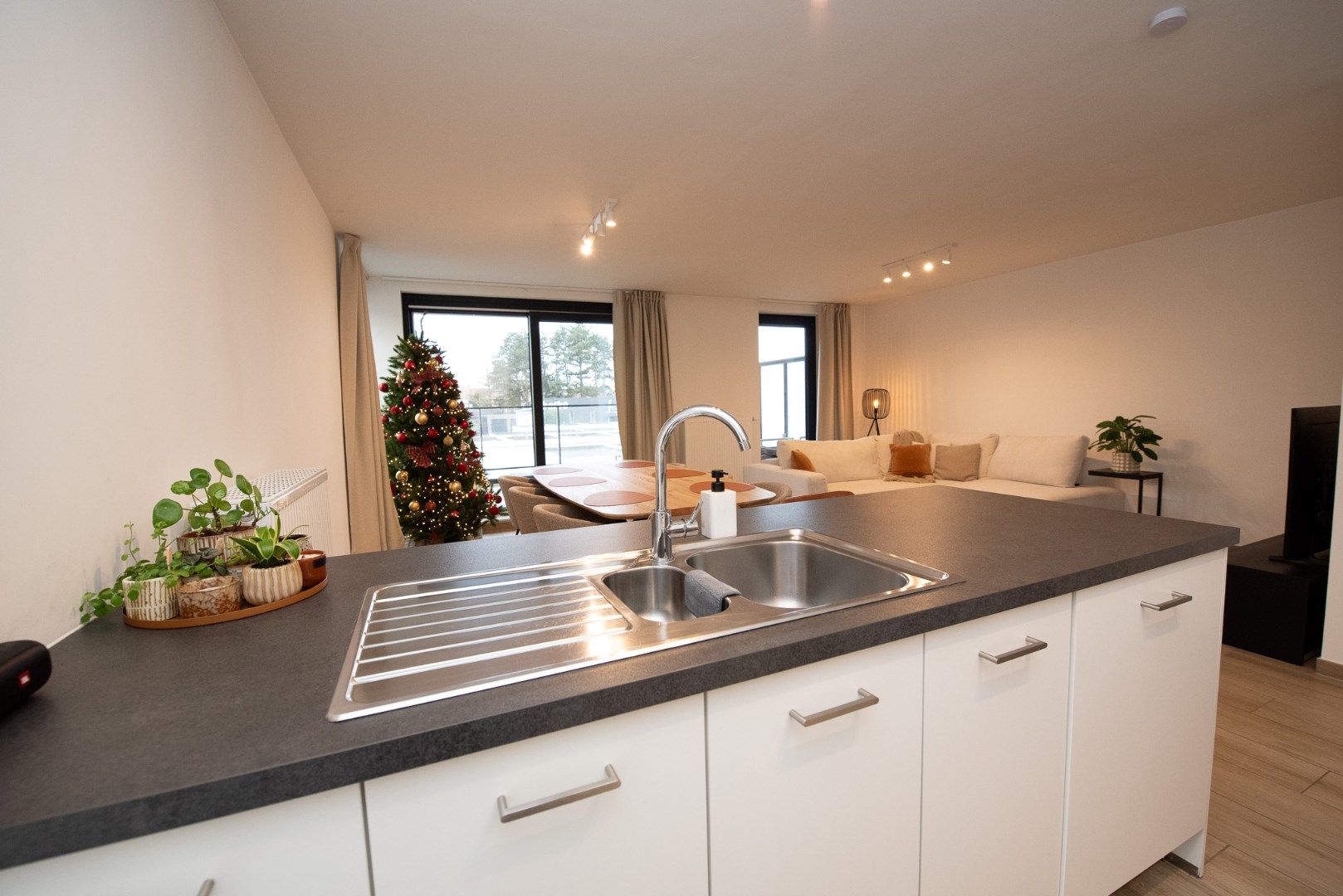 Prachtig nieuwbouwappartement  TE HUUR vlakbij park Baron Casier te Waregem.  foto 5