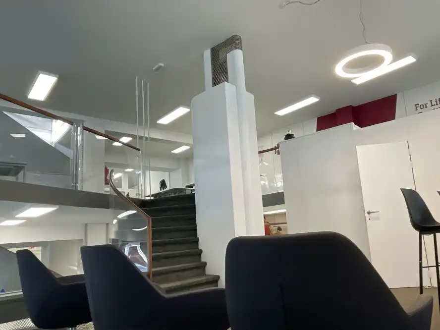 Instapklaar en polyvalent handelspand/kantoor te huur op TOPLOCATIE foto 5