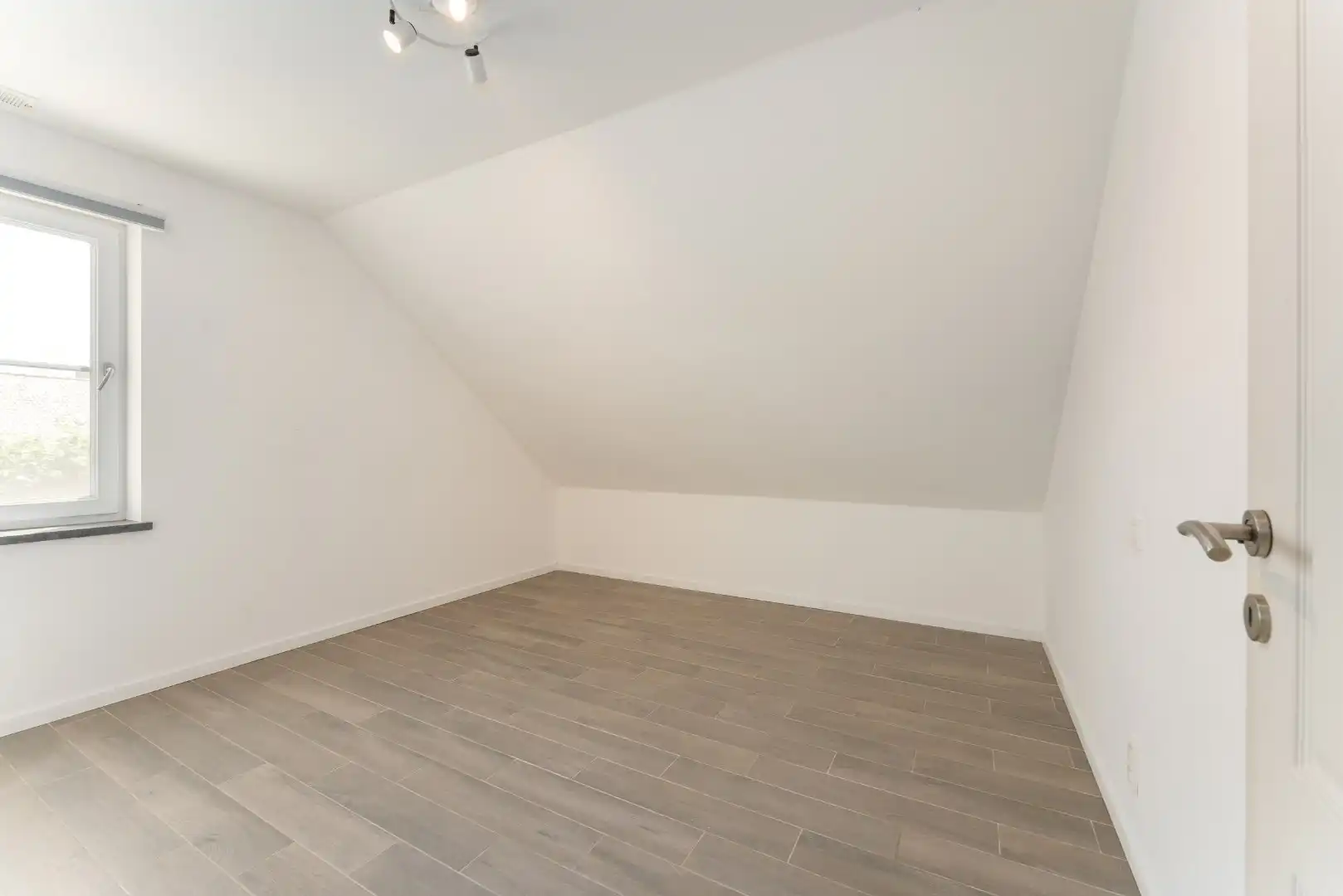 Ruime en recente halfopen bebouwing met 3 volwaardige slaapkamers foto 12