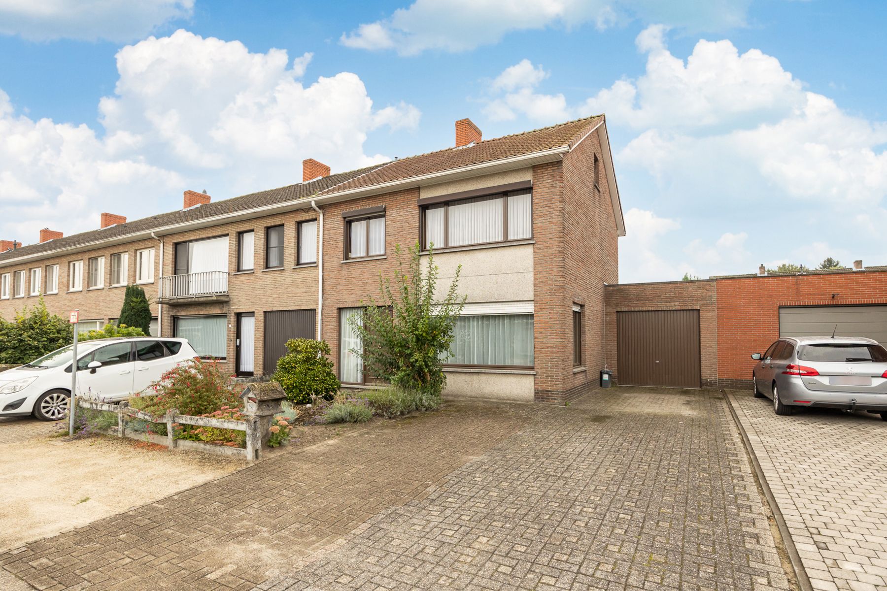 Te renoveren woning met 3 slaapkamers op een perceel van 297m². Gelegen in een rustige woonwijk.  foto 1