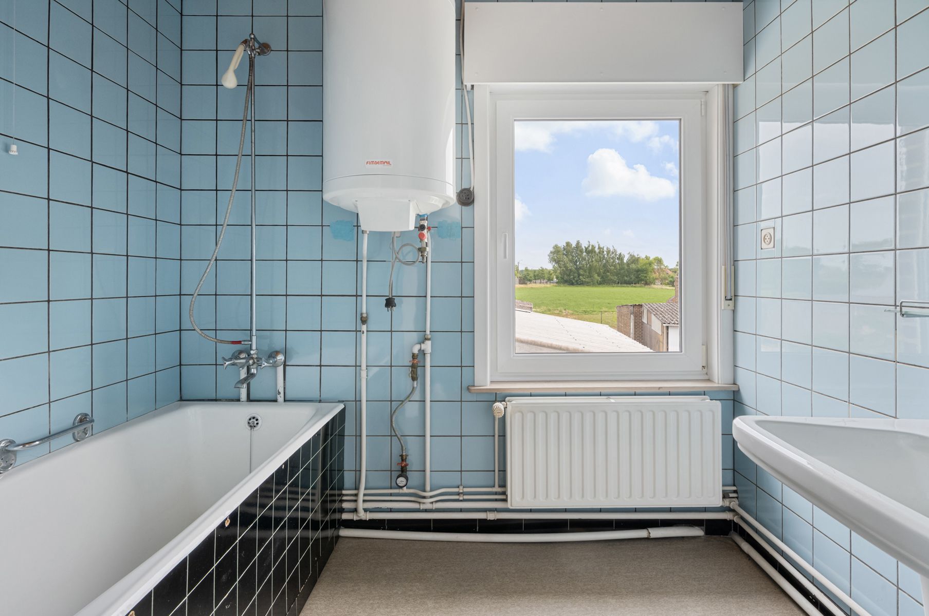 Grote, halfopen woning met grote weide foto 19