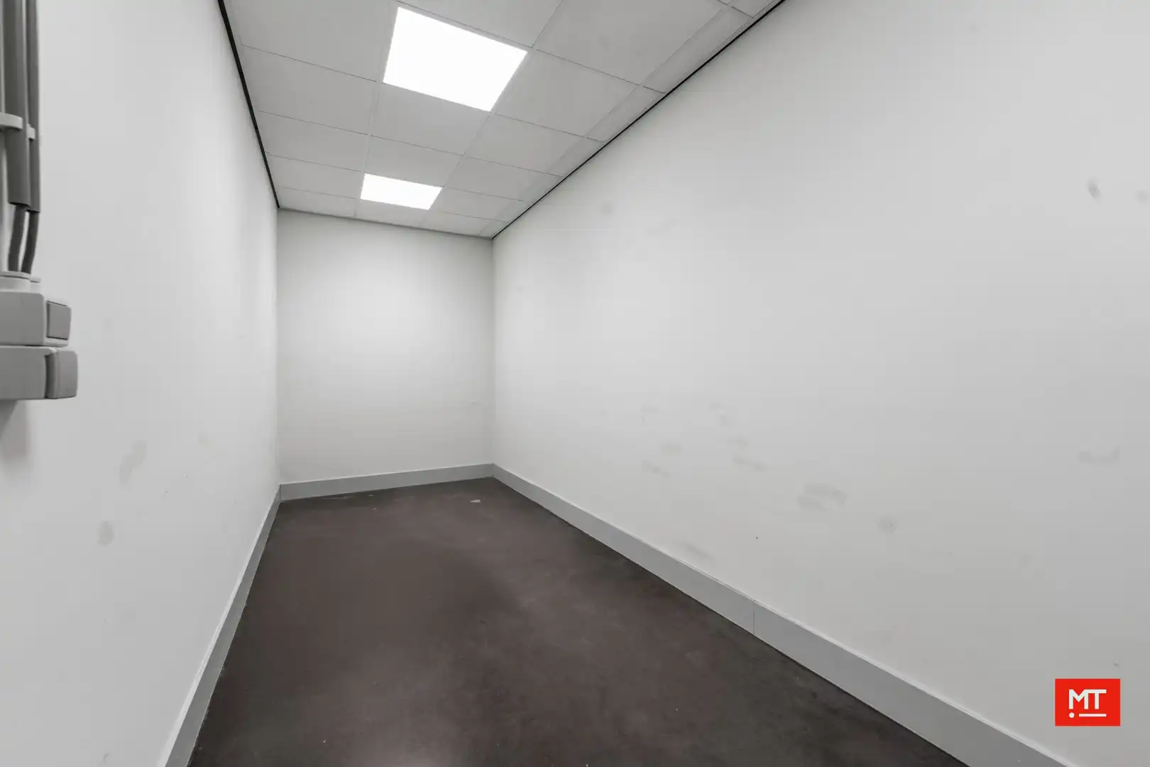 Baanwinkel te huur in het Mammoet Center te Roeselare foto 14