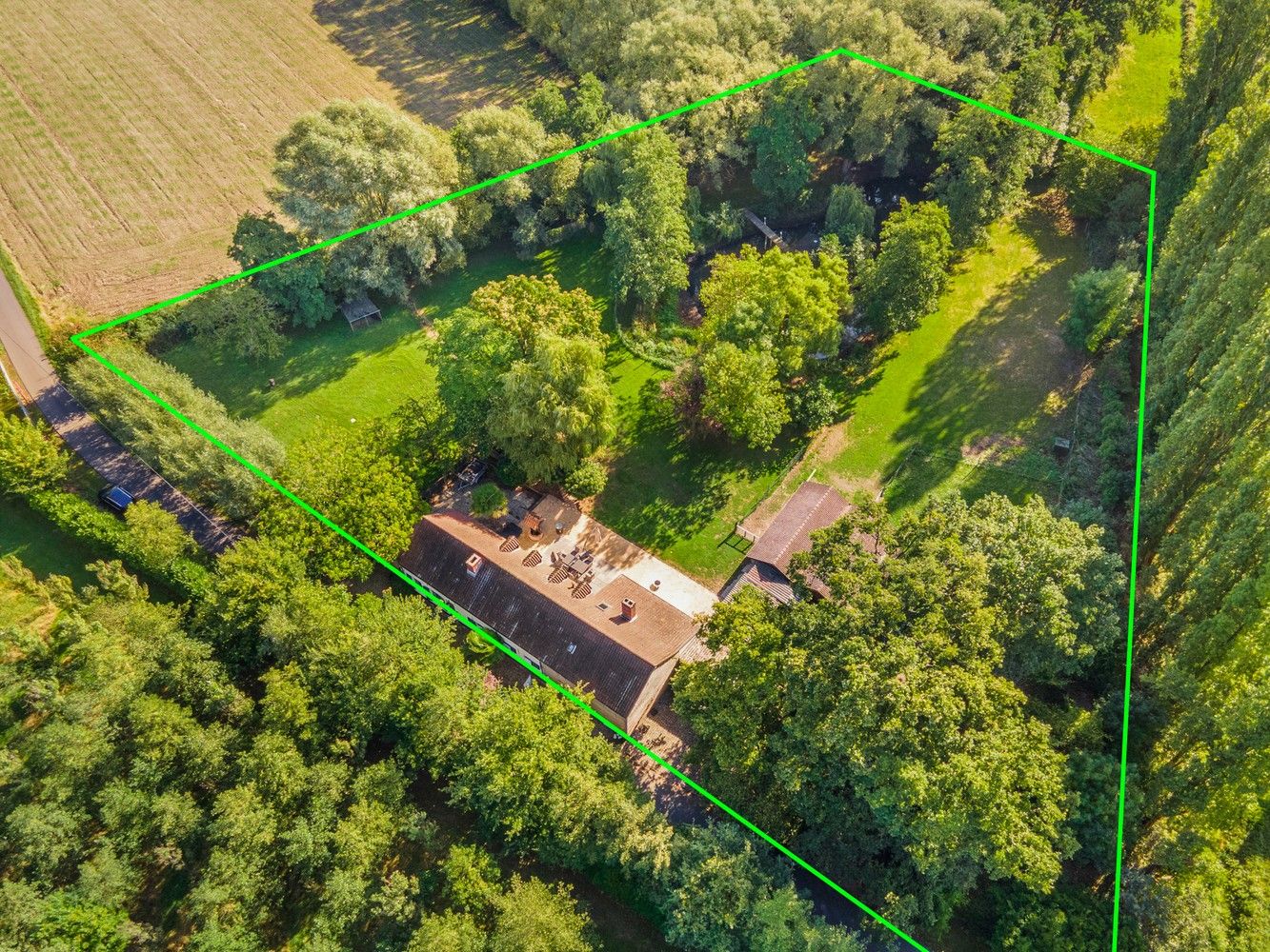 Charmante hoeve in een oase van groen foto 2