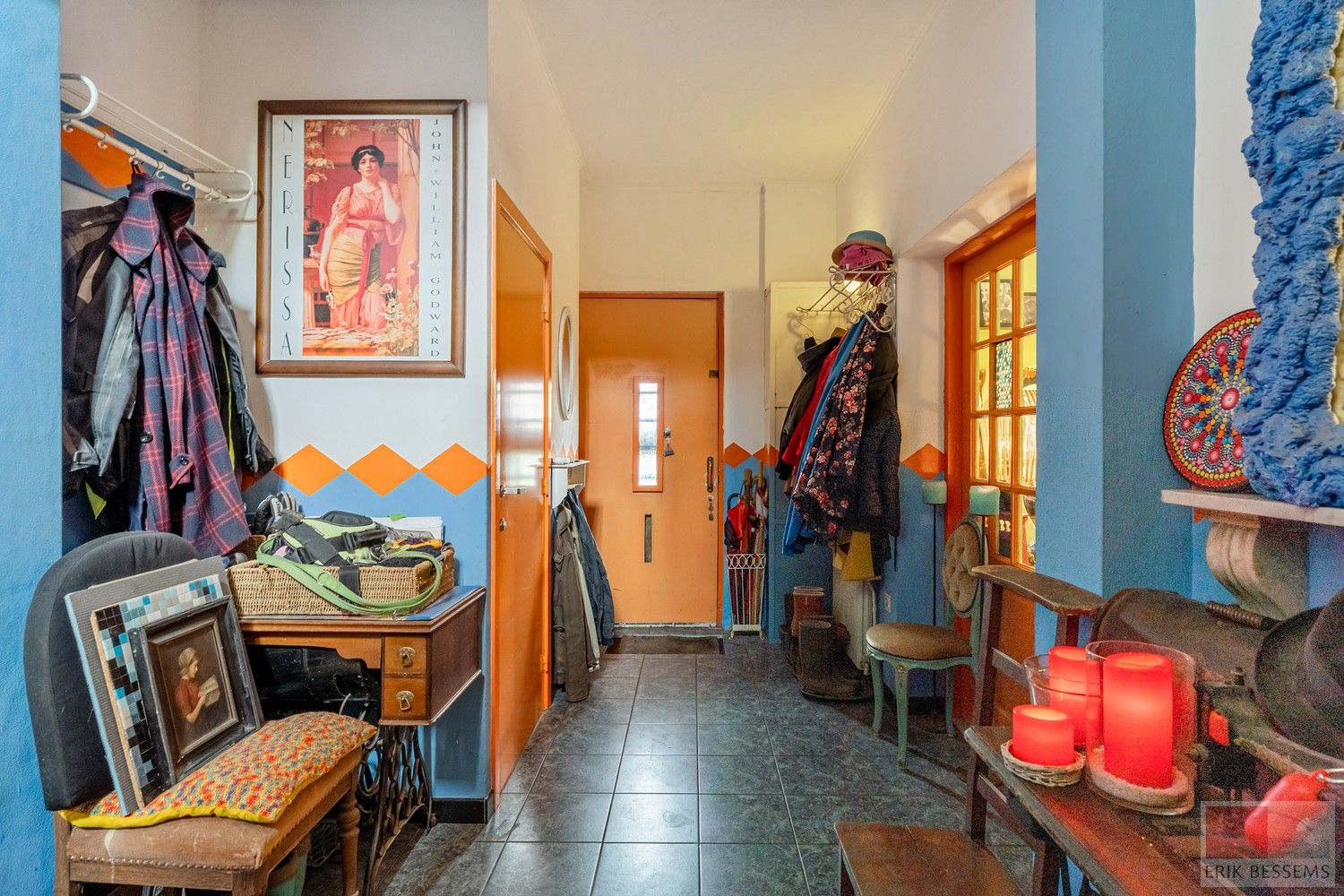 Unieke gesloten bebouwing met veel potentieel, deze ruime woning biedt een indrukwekkende woonoppervlakte van 306 m² foto 4