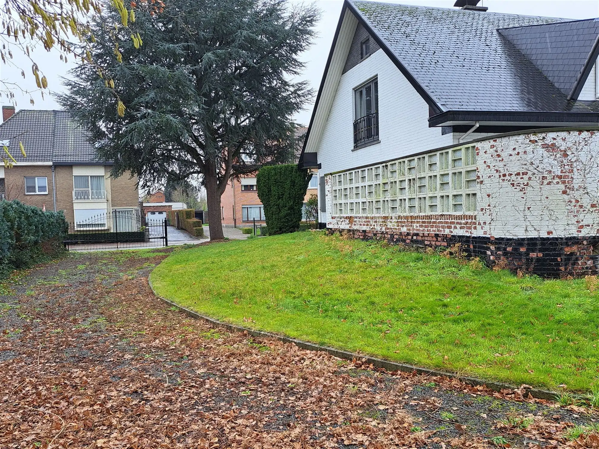 Villa met 4 slaapkamers, grote garage, veel parkeergelegenheid en een afgesloten tuin. foto 18