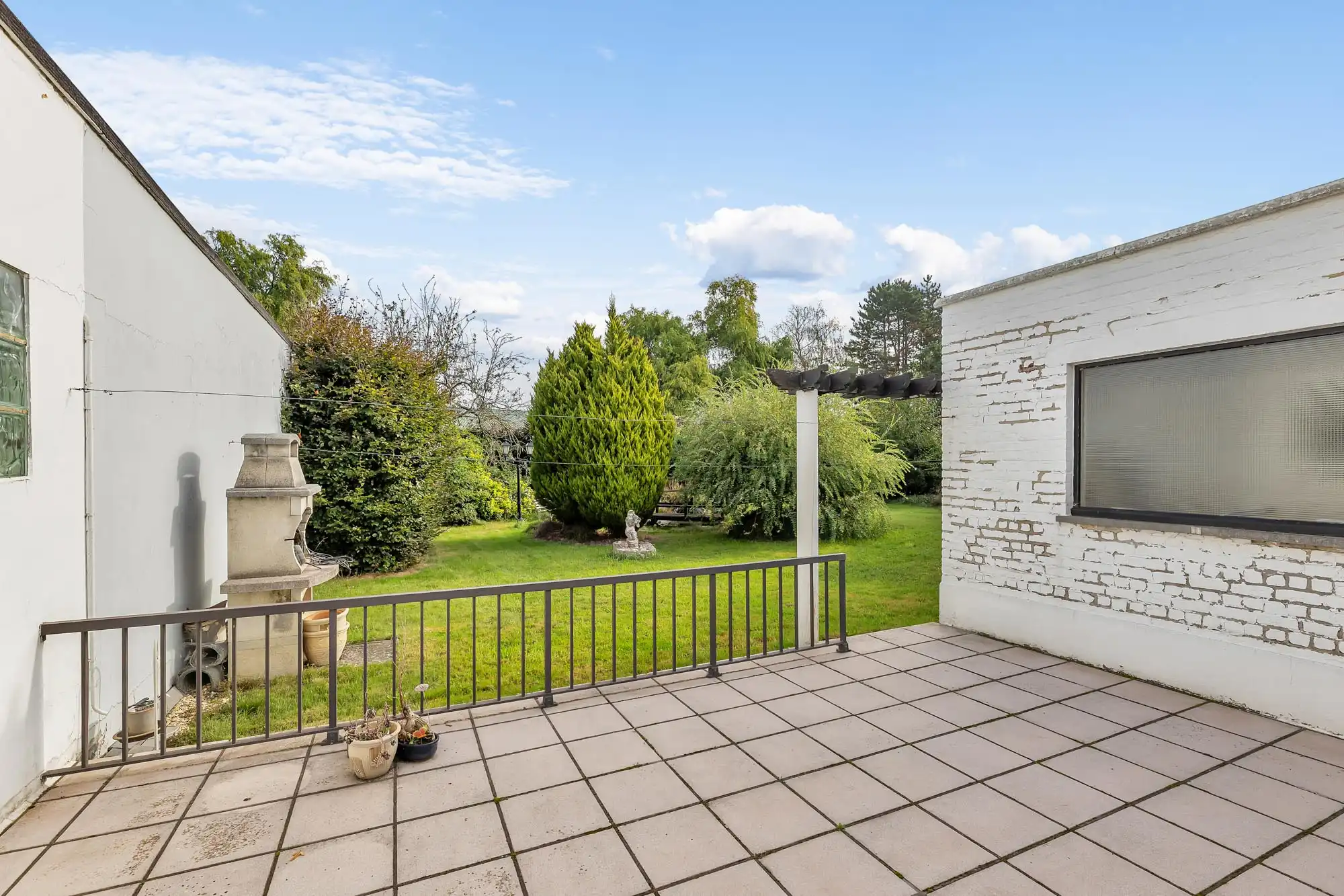 Robuuste woning met ruime garage en tuin foto 24