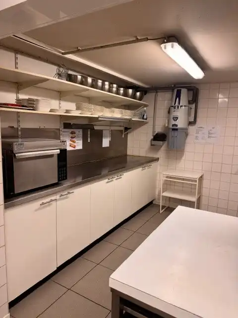 Dit handelspand, gebouwd in 2008, beschikt over een totale bruikbare oppervlakte van 143 m² en werd jarenlang uitgebaat als succesvolle broodjeszaak. foto 21