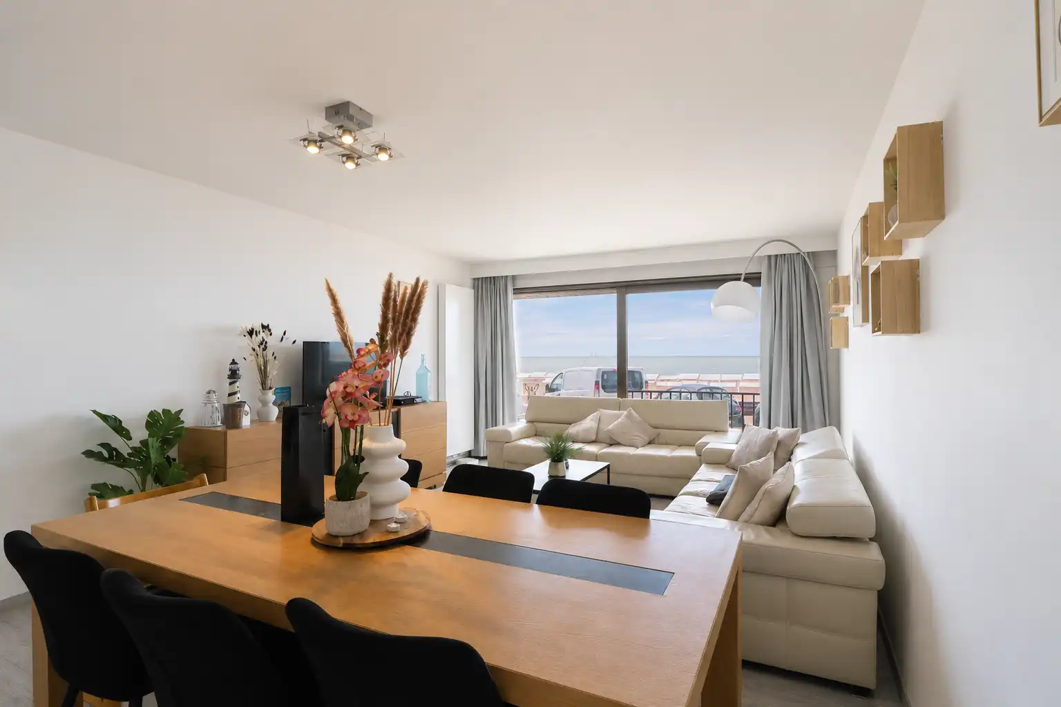 Volledig gerenoveerd 2-slaapkamerappartement met frontaal zeezicht. foto 8