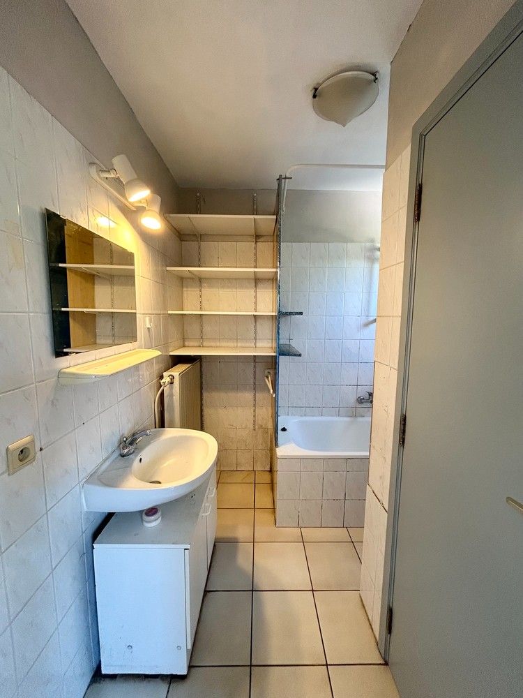Ruime te renoveren woning met grote tuin en garage op gunstige locatie foto 11